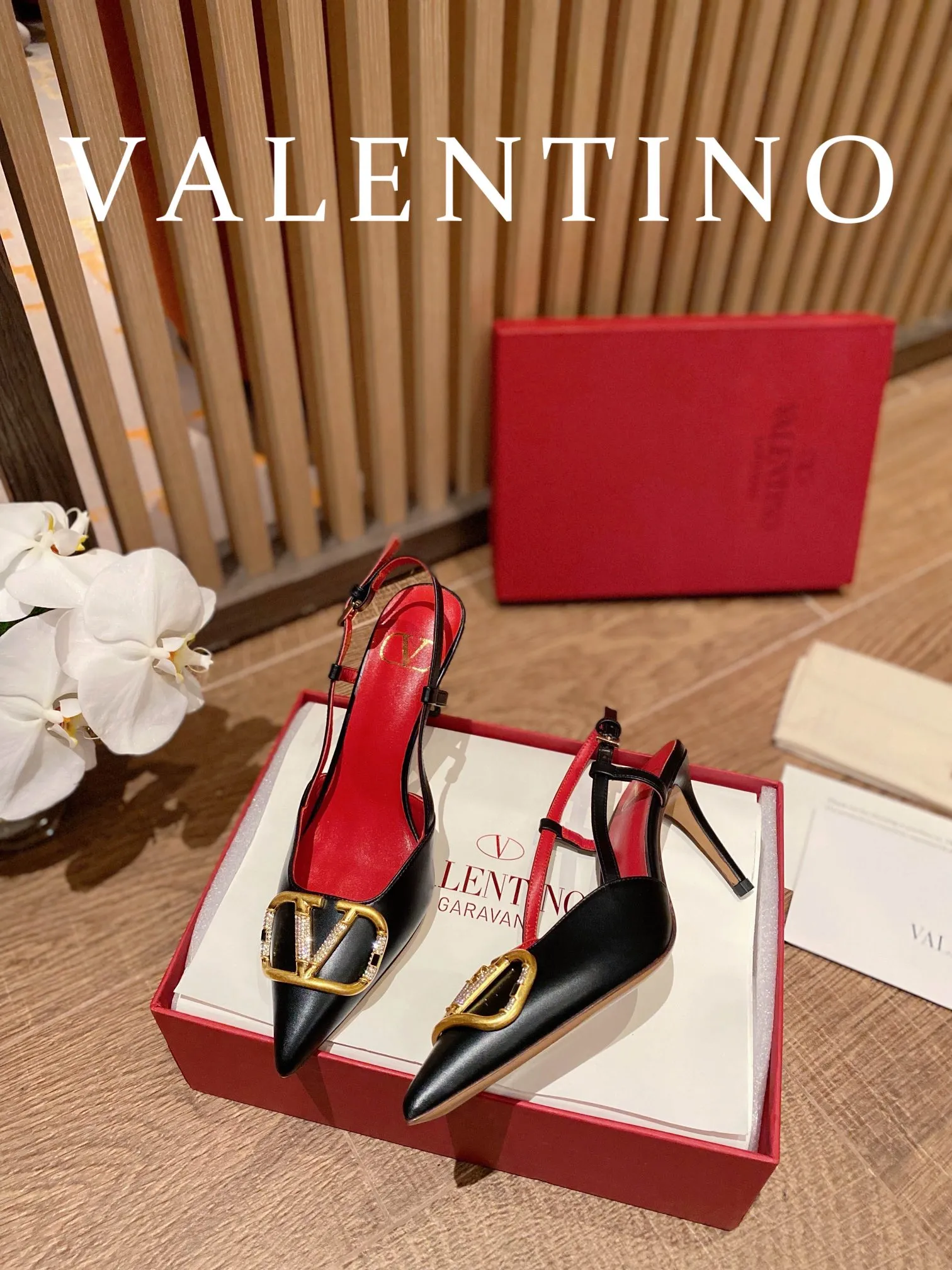 👟👟Ex-factory price 520👟👟 𝑉𝐴𝐿𝐸𝑁𝑇𝐼𝑁𝑂 Valentino ♡ The latest series of the counter 💯The new season of Valentino replaces the usual rivet elements with the initial V bronze (dotted buckle) buckle, simplifying the complexity Make the design more refined and durable. No matter your age, it can easily fit on your feet and make your feet look slimmer! The new season lives up to expectations! Worth buying ★Imported cowhide is absolutely high-grade ❥Original method is absolutely sensual ❥Elegant style creates a different feeling🙈 Simple temperament style!  ♡ show bdetails ———————————— ⊿▸: Size｜35-40 (customized at 34.40.41.42) ⊿▸: Material｜Imported cowhide ⊿▸: Material｜Exclusive molded rhinestone buckle ⊿▸: Material | Padded sheepskin ⊿▸: Material |Italian 🇮🇹 genuine leather outsole (the original 1:1 method has a wood grain shape) ⊿▸: Heel height｜8cm
